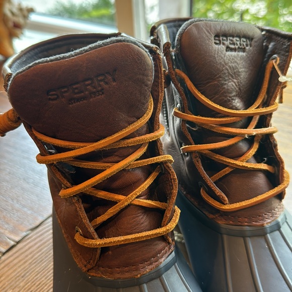 Classic Navy and Brown Sperry Duck Boots - Picture 3 of 5
